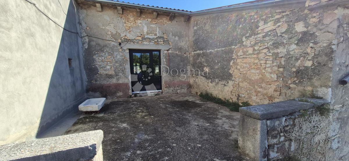 Casa in pietra adattata non lontano da Visignano nella fase alta roch-bau