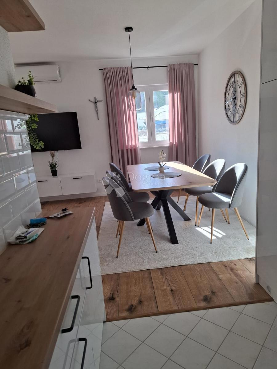 Allogio Okrug Gornji, Okrug, 78m2