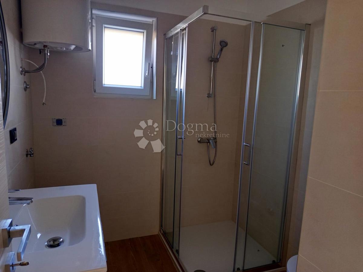 Moderno appartamento con due camere da letto e piscina