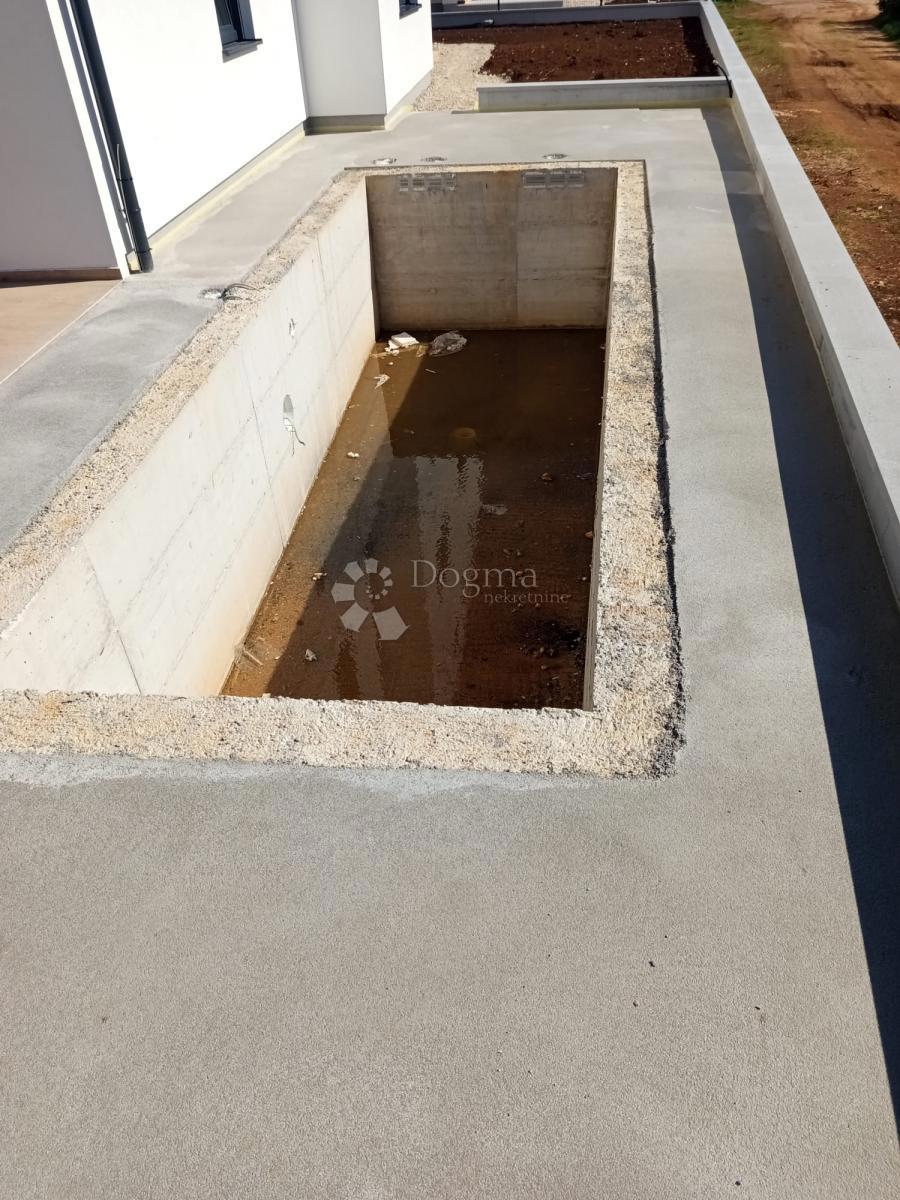 Moderno appartamento con due camere da letto e piscina