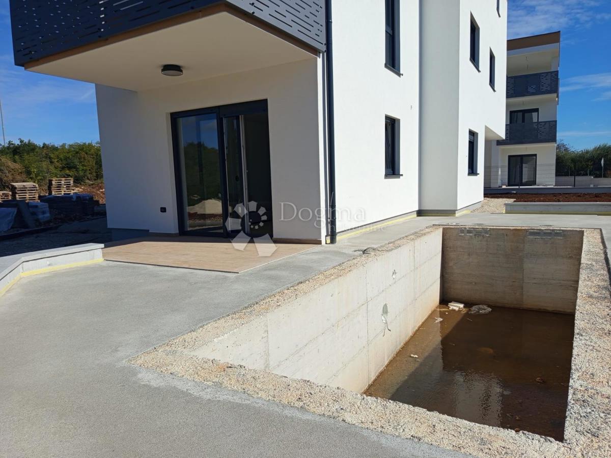 Moderno appartamento con due camere da letto e piscina