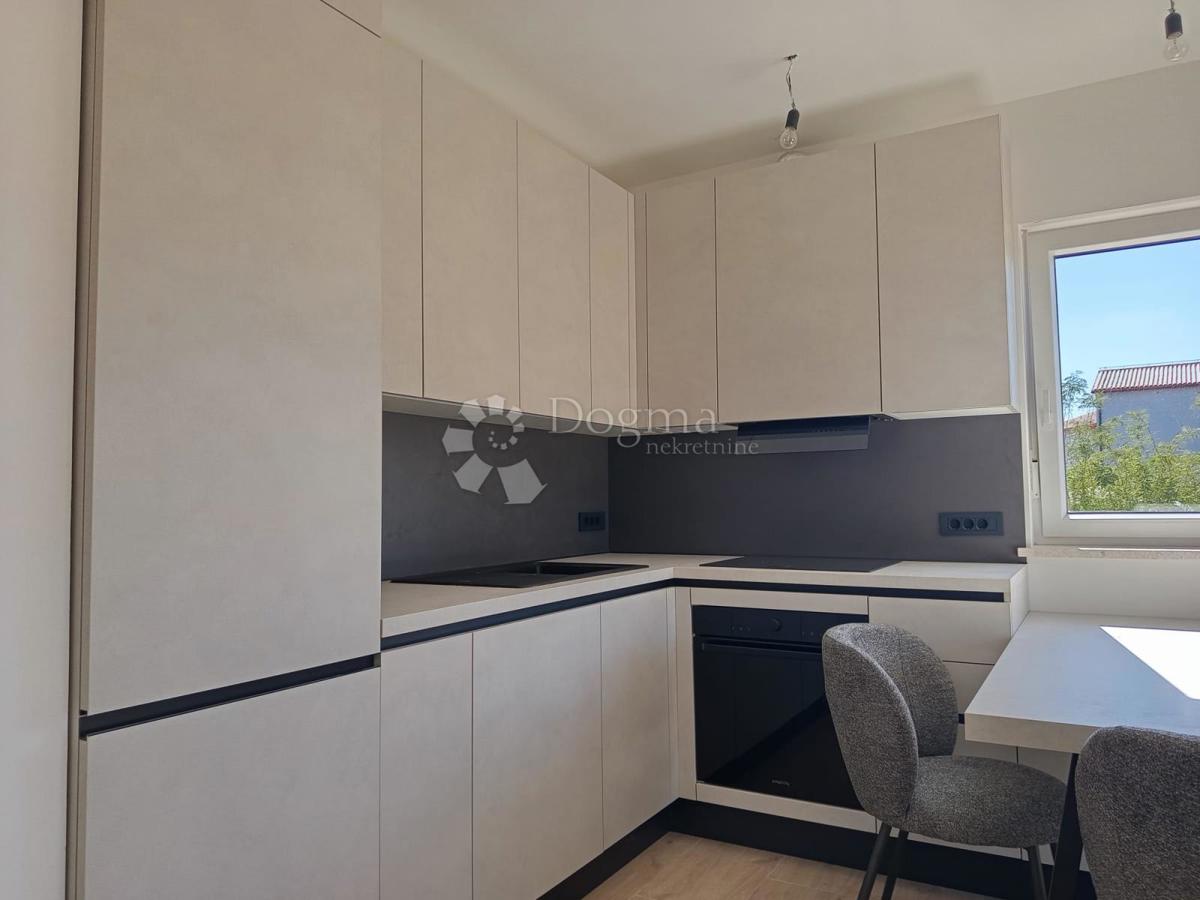 Moderno appartamento con due camere da letto e piscina