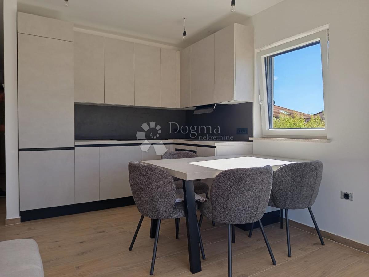 Moderno appartamento con due camere da letto e piscina