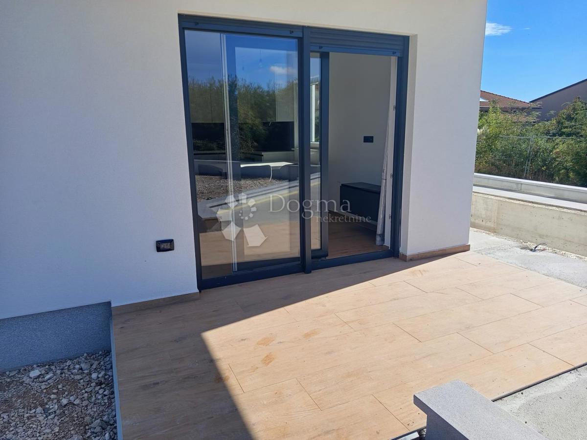 Moderno appartamento con due camere da letto e piscina