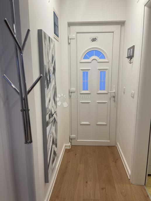 SUPETAR – APPARTAMENTO ARREDATO E ATTREZZATO CON DUE CAMERE, BALCONE E POSTO AUTO – A 5 MINUTI DAL MARE E DAL LUNGOMARE