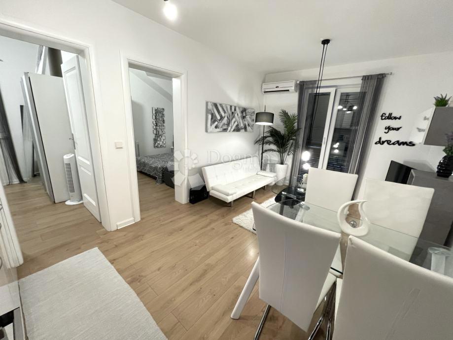 SUPETAR – APPARTAMENTO ARREDATO E ATTREZZATO CON DUE CAMERE, BALCONE E POSTO AUTO – A 5 MINUTI DAL MARE E DAL LUNGOMARE