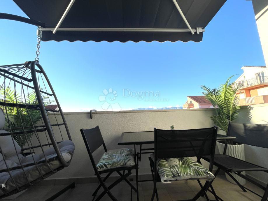 SUPETAR – APPARTAMENTO ARREDATO E ATTREZZATO CON DUE CAMERE, BALCONE E POSTO AUTO – A 5 MINUTI DAL MARE E DAL LUNGOMARE