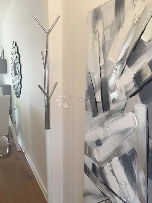 SUPETAR – APPARTAMENTO ARREDATO E ATTREZZATO CON DUE CAMERE, BALCONE E POSTO AUTO – A 5 MINUTI DAL MARE E DAL LUNGOMARE