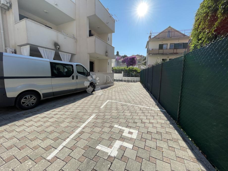SUPETAR – APPARTAMENTO ARREDATO E ATTREZZATO CON DUE CAMERE, BALCONE E POSTO AUTO – A 5 MINUTI DAL MARE E DAL LUNGOMARE
