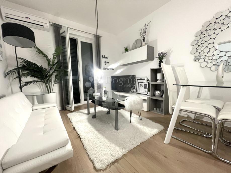 SUPETAR – APPARTAMENTO ARREDATO E ATTREZZATO CON DUE CAMERE, BALCONE E POSTO AUTO – A 5 MINUTI DAL MARE E DAL LUNGOMARE