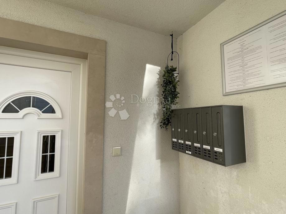 SUPETAR – APPARTAMENTO ARREDATO E ATTREZZATO CON DUE CAMERE, BALCONE E POSTO AUTO – A 5 MINUTI DAL MARE E DAL LUNGOMARE