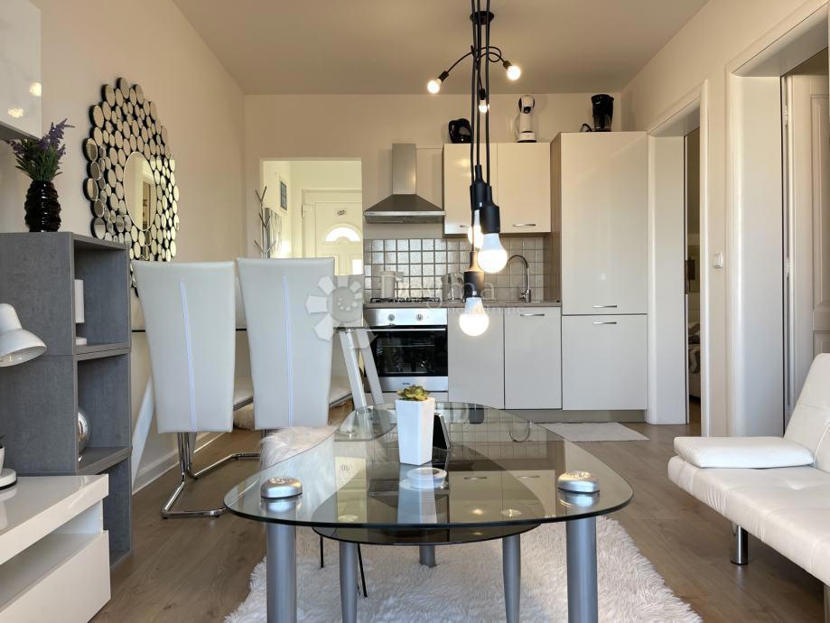 SUPETAR – APPARTAMENTO ARREDATO E ATTREZZATO CON DUE CAMERE, BALCONE E POSTO AUTO – A 5 MINUTI DAL MARE E DAL LUNGOMARE