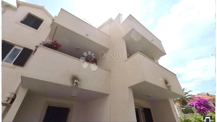 SUPETAR – APPARTAMENTO ARREDATO E ATTREZZATO CON DUE CAMERE, BALCONE E POSTO AUTO – A 5 MINUTI DAL MARE E DAL LUNGOMARE