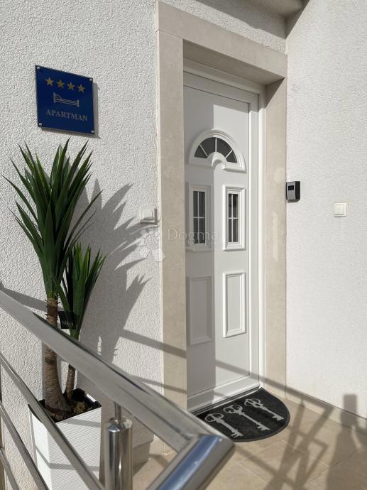 SUPETAR – APPARTAMENTO ARREDATO E ATTREZZATO CON DUE CAMERE, BALCONE E POSTO AUTO – A 5 MINUTI DAL MARE E DAL LUNGOMARE