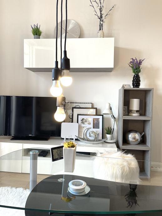 SUPETAR – APPARTAMENTO ARREDATO E ATTREZZATO CON DUE CAMERE, BALCONE E POSTO AUTO – A 5 MINUTI DAL MARE E DAL LUNGOMARE