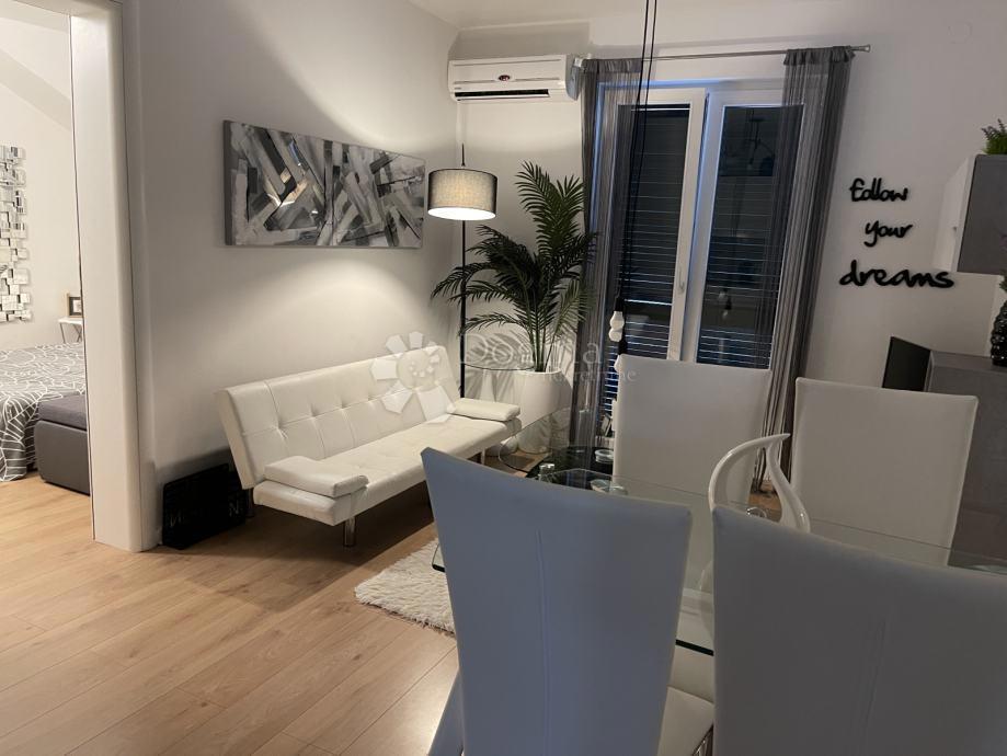 SUPETAR – APPARTAMENTO ARREDATO E ATTREZZATO CON DUE CAMERE, BALCONE E POSTO AUTO – A 5 MINUTI DAL MARE E DAL LUNGOMARE