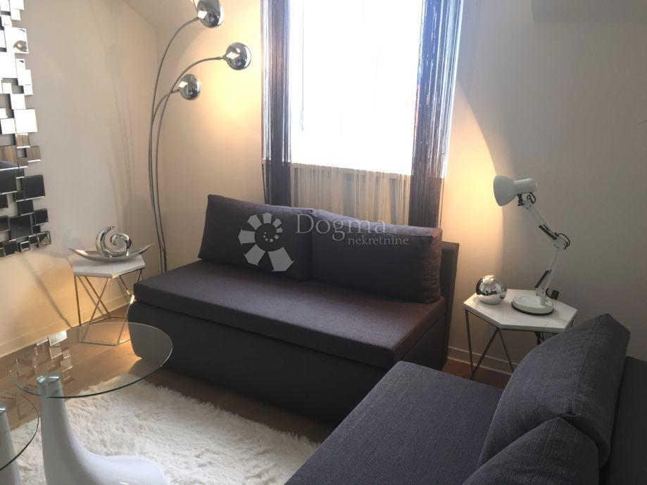 SUPETAR – APPARTAMENTO ARREDATO E ATTREZZATO CON DUE CAMERE, BALCONE E POSTO AUTO – A 5 MINUTI DAL MARE E DAL LUNGOMARE