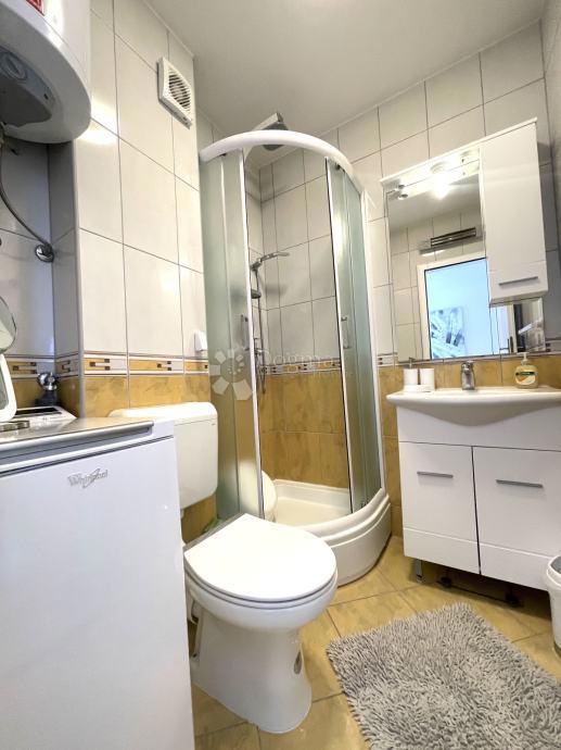 SUPETAR – APPARTAMENTO ARREDATO E ATTREZZATO CON DUE CAMERE, BALCONE E POSTO AUTO – A 5 MINUTI DAL MARE E DAL LUNGOMARE