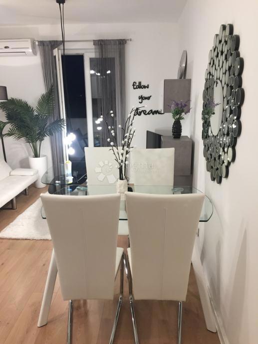 SUPETAR – APPARTAMENTO ARREDATO E ATTREZZATO CON DUE CAMERE, BALCONE E POSTO AUTO – A 5 MINUTI DAL MARE E DAL LUNGOMARE