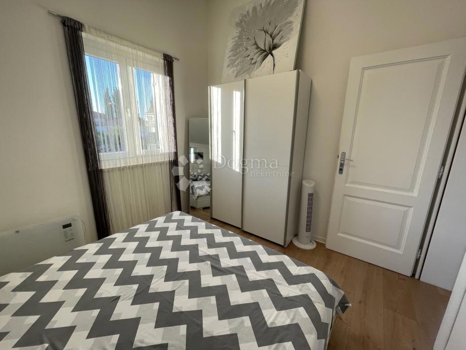 SUPETAR – APPARTAMENTO ARREDATO E ATTREZZATO CON DUE CAMERE, BALCONE E POSTO AUTO – A 5 MINUTI DAL MARE E DAL LUNGOMARE