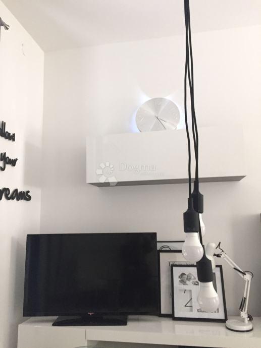 SUPETAR – APPARTAMENTO ARREDATO E ATTREZZATO CON DUE CAMERE, BALCONE E POSTO AUTO – A 5 MINUTI DAL MARE E DAL LUNGOMARE