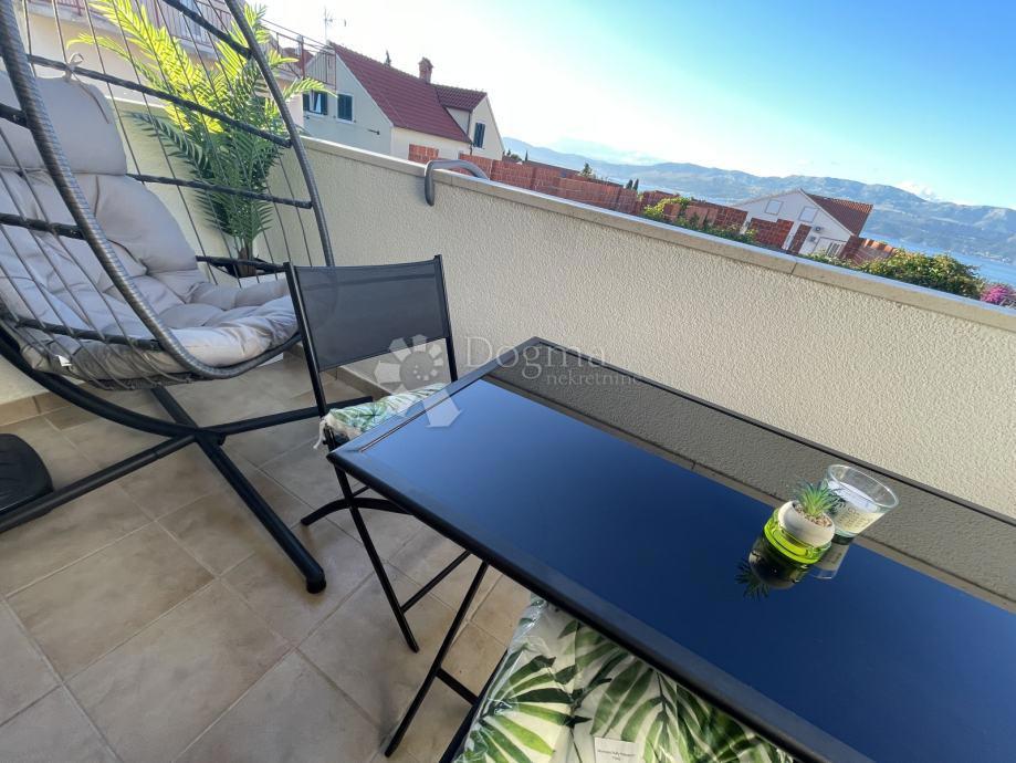 SUPETAR – APPARTAMENTO ARREDATO E ATTREZZATO CON DUE CAMERE, BALCONE E POSTO AUTO – A 5 MINUTI DAL MARE E DAL LUNGOMARE