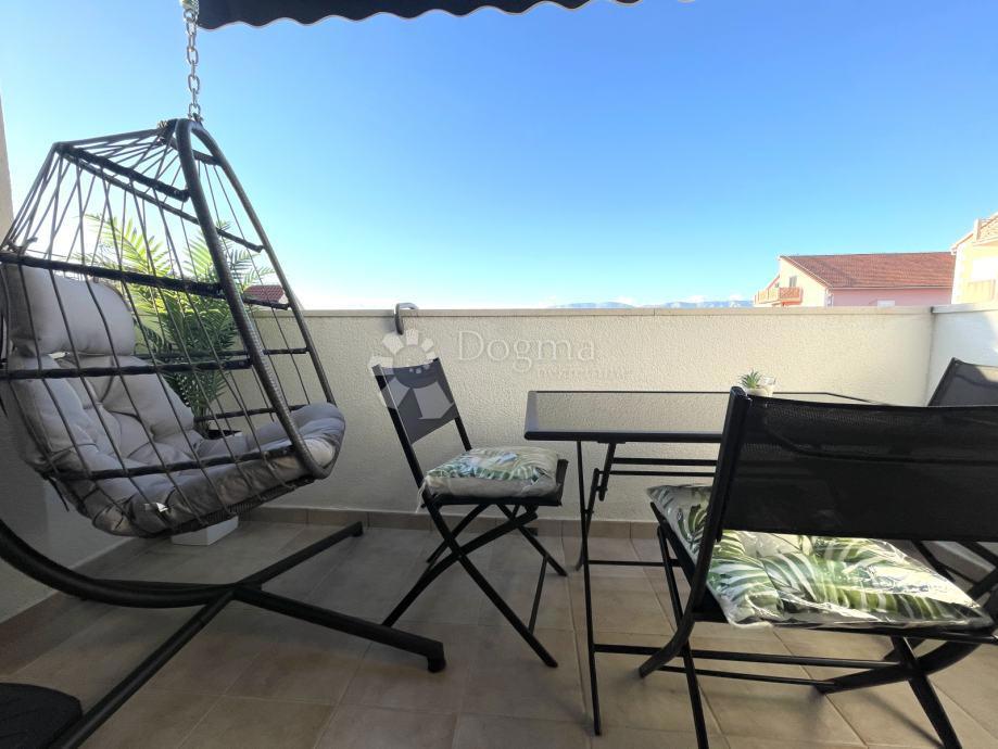 SUPETAR – APPARTAMENTO ARREDATO E ATTREZZATO CON DUE CAMERE, BALCONE E POSTO AUTO – A 5 MINUTI DAL MARE E DAL LUNGOMARE