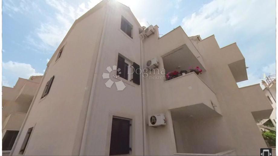 SUPETAR – APPARTAMENTO ARREDATO E ATTREZZATO CON DUE CAMERE, BALCONE E POSTO AUTO – A 5 MINUTI DAL MARE E DAL LUNGOMARE