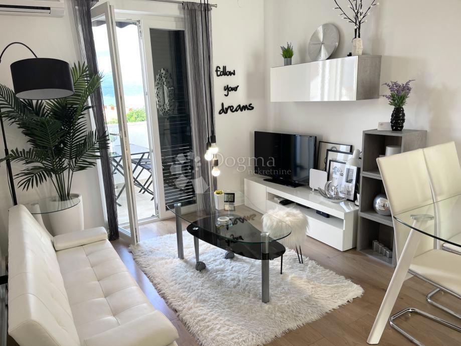 SUPETAR – APPARTAMENTO ARREDATO E ATTREZZATO CON DUE CAMERE, BALCONE E POSTO AUTO – A 5 MINUTI DAL MARE E DAL LUNGOMARE