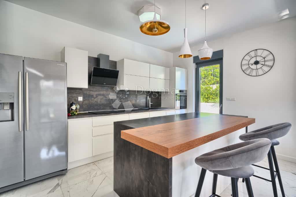 Casa Strožanac, Podstrana, 293m2