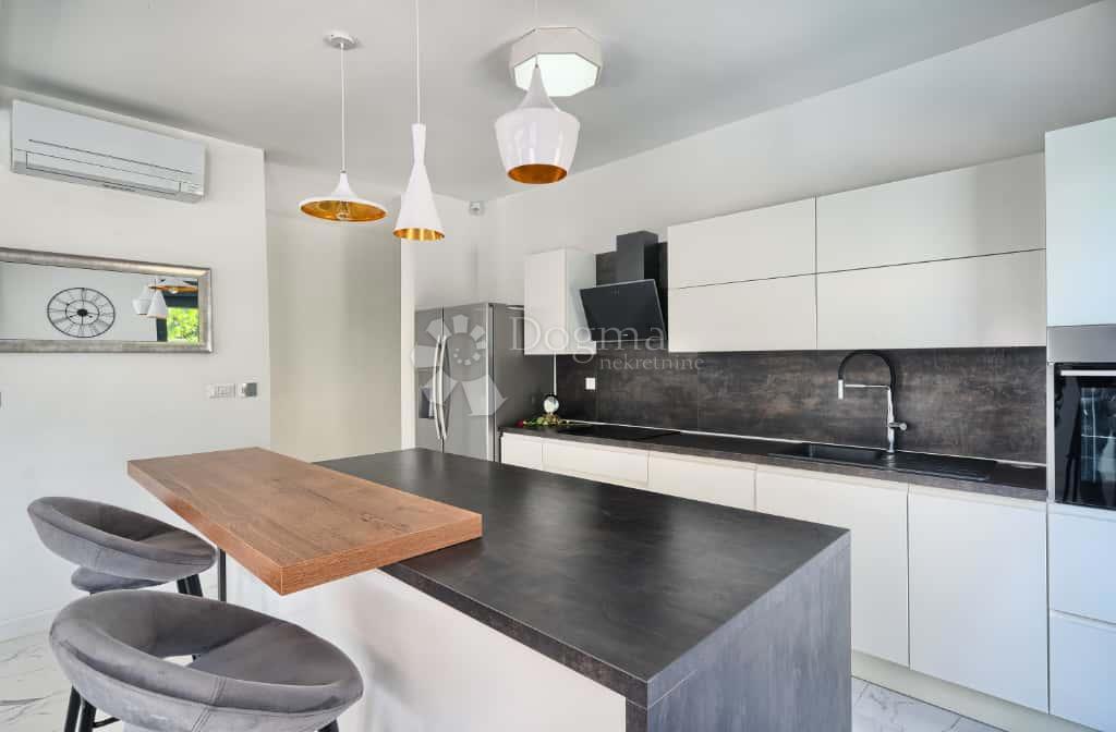 Casa Strožanac, Podstrana, 293m2