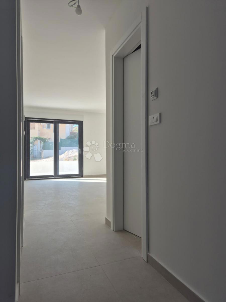 OKRUG GORNJI (MAVARČICA) – NUOVA COSTRUZIONE – APPARTAMENTO MODERNO E SPAZIOSO CON TERRAZZE, 150 m DALLA SPIAGGIA