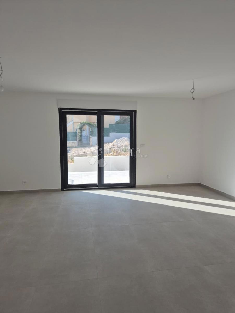 OKRUG GORNJI (MAVARČICA) – NUOVA COSTRUZIONE – APPARTAMENTO MODERNO E SPAZIOSO CON TERRAZZE, 150 m DALLA SPIAGGIA