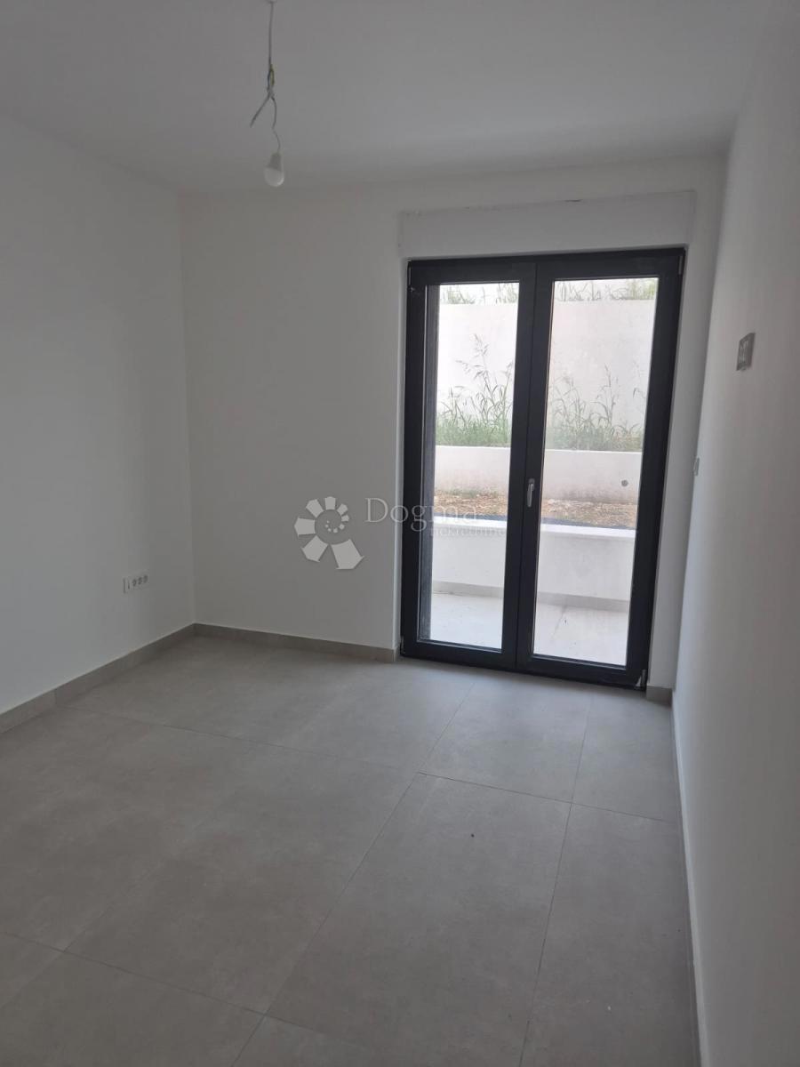 OKRUG GORNJI (MAVARČICA) – NUOVA COSTRUZIONE – APPARTAMENTO MODERNO E SPAZIOSO CON TERRAZZE, 150 m DALLA SPIAGGIA