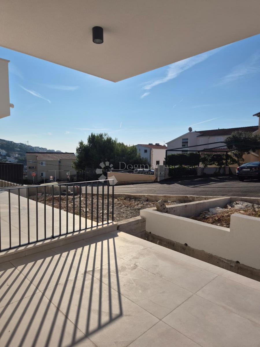 OKRUG GORNJI (MAVARČICA) – NUOVA COSTRUZIONE – APPARTAMENTO MODERNO E SPAZIOSO CON TERRAZZE, 150 m DALLA SPIAGGIA