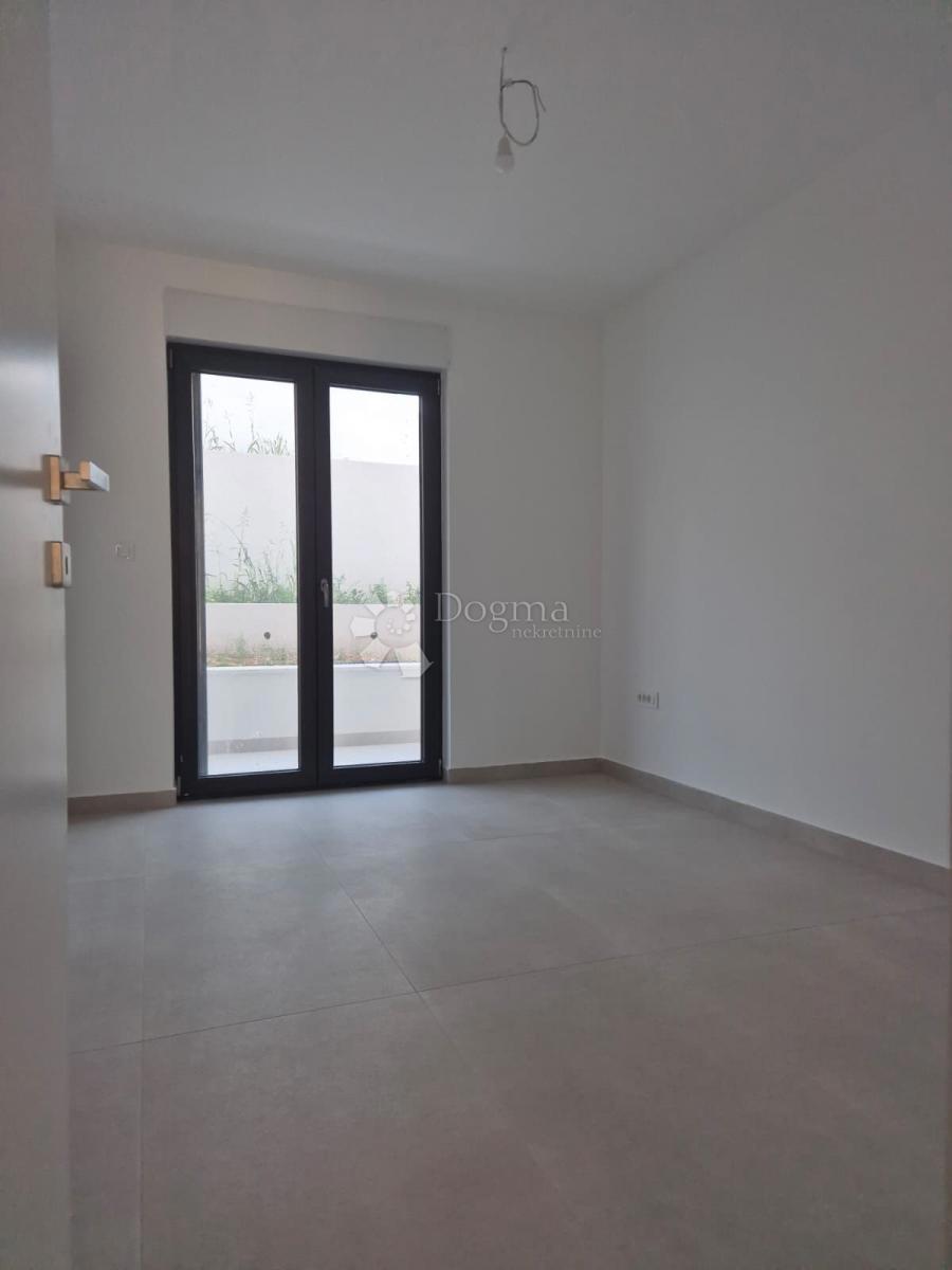 OKRUG GORNJI (MAVARČICA) – NUOVA COSTRUZIONE – APPARTAMENTO MODERNO E SPAZIOSO CON TERRAZZE, 150 m DALLA SPIAGGIA