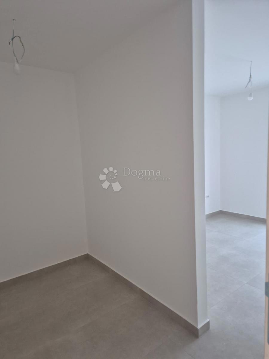 OKRUG GORNJI (MAVARČICA) – NUOVA COSTRUZIONE – APPARTAMENTO MODERNO E SPAZIOSO CON TERRAZZE, 150 m DALLA SPIAGGIA