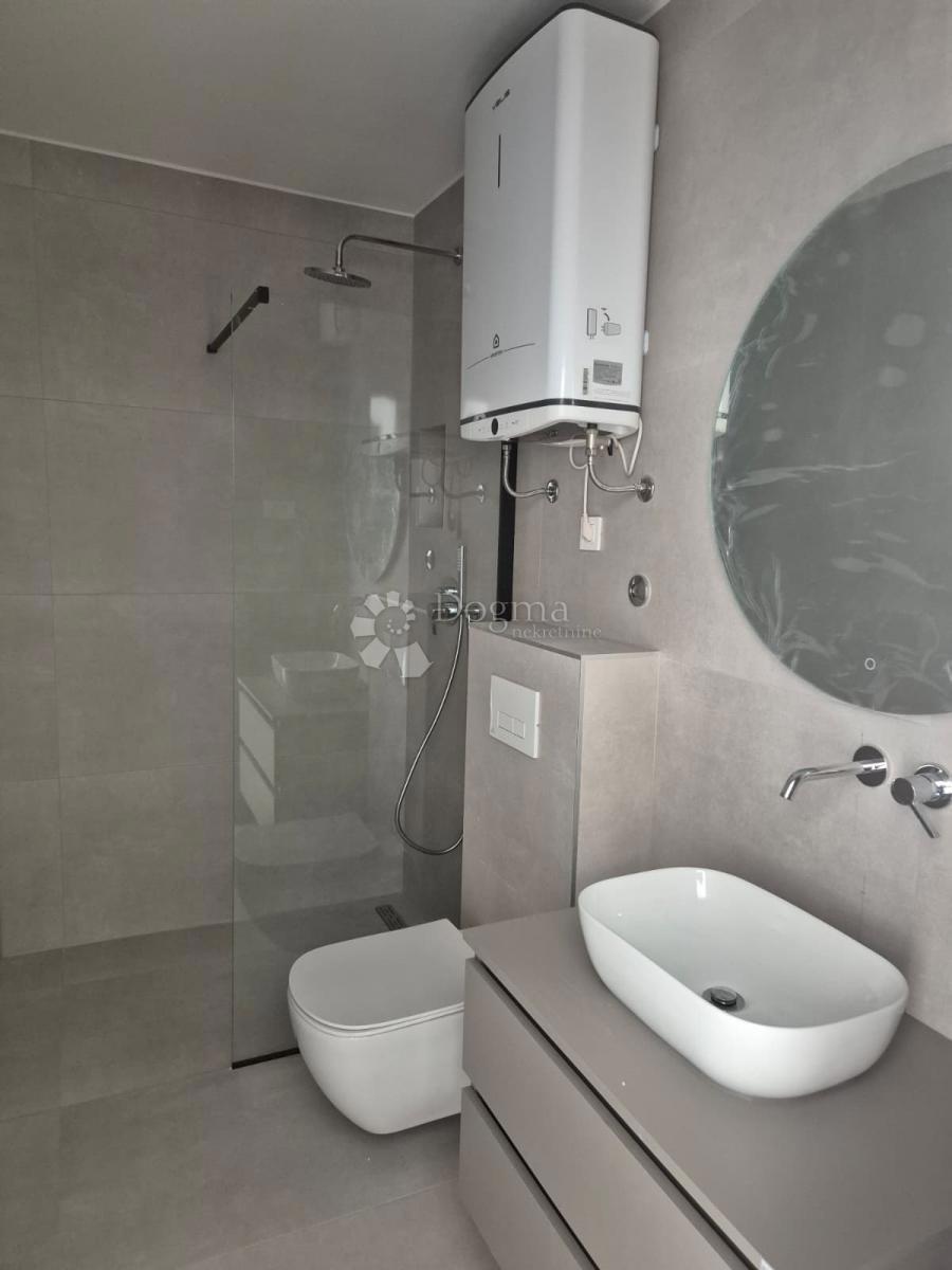 OKRUG GORNJI (MAVARČICA) – NUOVA COSTRUZIONE – APPARTAMENTO MODERNO E SPAZIOSO CON TERRAZZE, 150 m DALLA SPIAGGIA