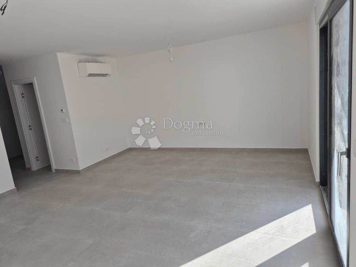 OKRUG GORNJI (MAVARČICA) – NUOVA COSTRUZIONE – APPARTAMENTO MODERNO E SPAZIOSO CON TERRAZZE, 150 m DALLA SPIAGGIA