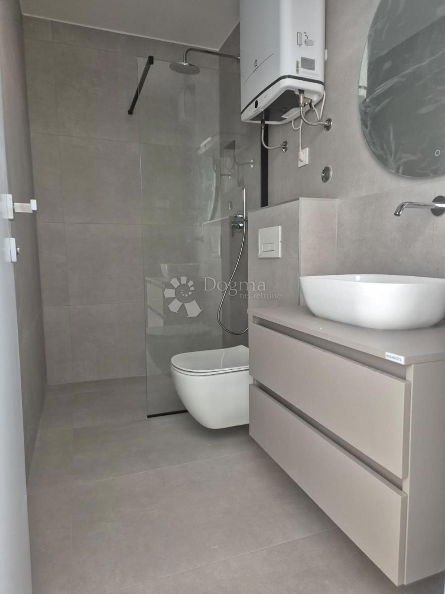 OKRUG GORNJI (MAVARČICA) – NUOVA COSTRUZIONE – APPARTAMENTO MODERNO E SPAZIOSO CON TERRAZZE, 150 m DALLA SPIAGGIA