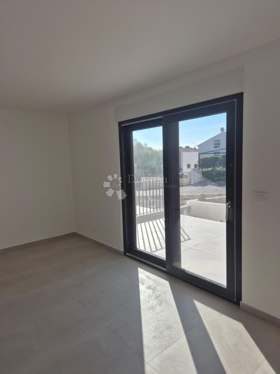 OKRUG GORNJI (MAVARČICA) – NUOVA COSTRUZIONE – APPARTAMENTO MODERNO E SPAZIOSO CON TERRAZZE, 150 m DALLA SPIAGGIA