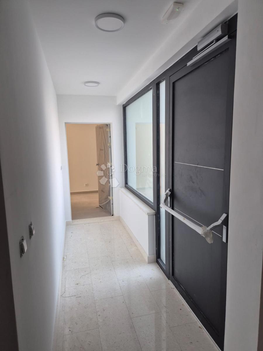 OKRUG GORNJI (MAVARČICA) – NUOVA COSTRUZIONE – APPARTAMENTO MODERNO E SPAZIOSO CON TERRAZZE, 150 m DALLA SPIAGGIA