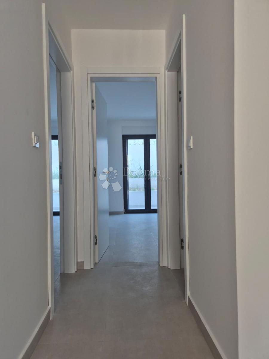 OKRUG GORNJI (MAVARČICA) – NUOVA COSTRUZIONE – APPARTAMENTO MODERNO E SPAZIOSO CON TERRAZZE, 150 m DALLA SPIAGGIA