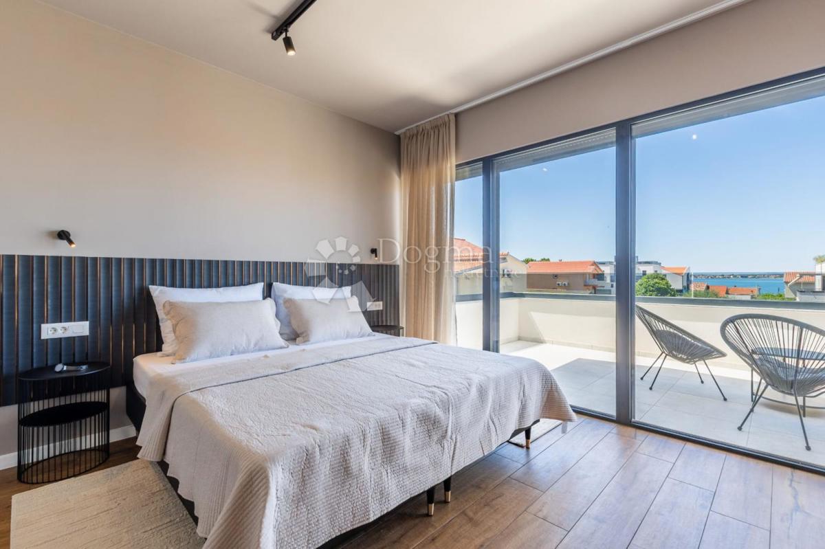 Una villa con piscina e vista panoramica sul mare