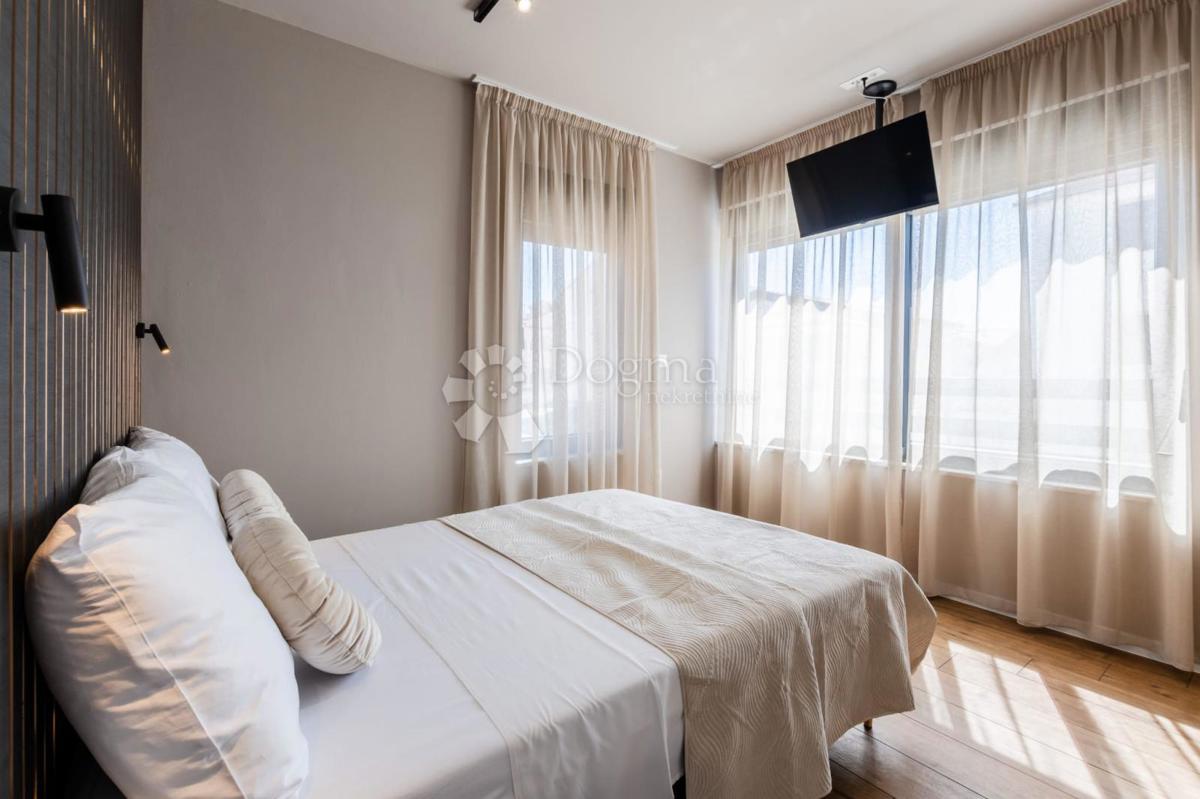 Una villa con piscina e vista panoramica sul mare