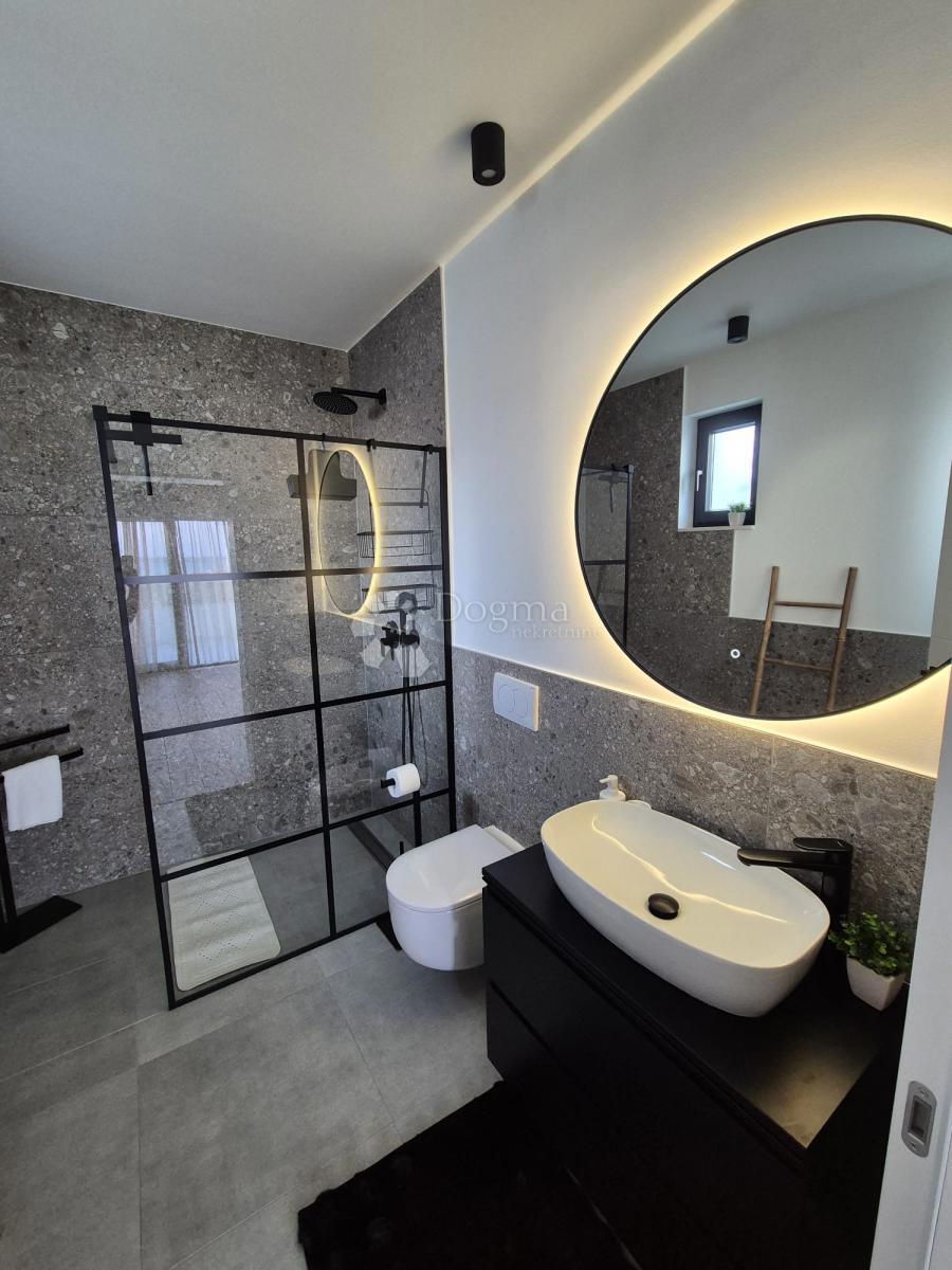 Una villa con piscina e vista panoramica sul mare