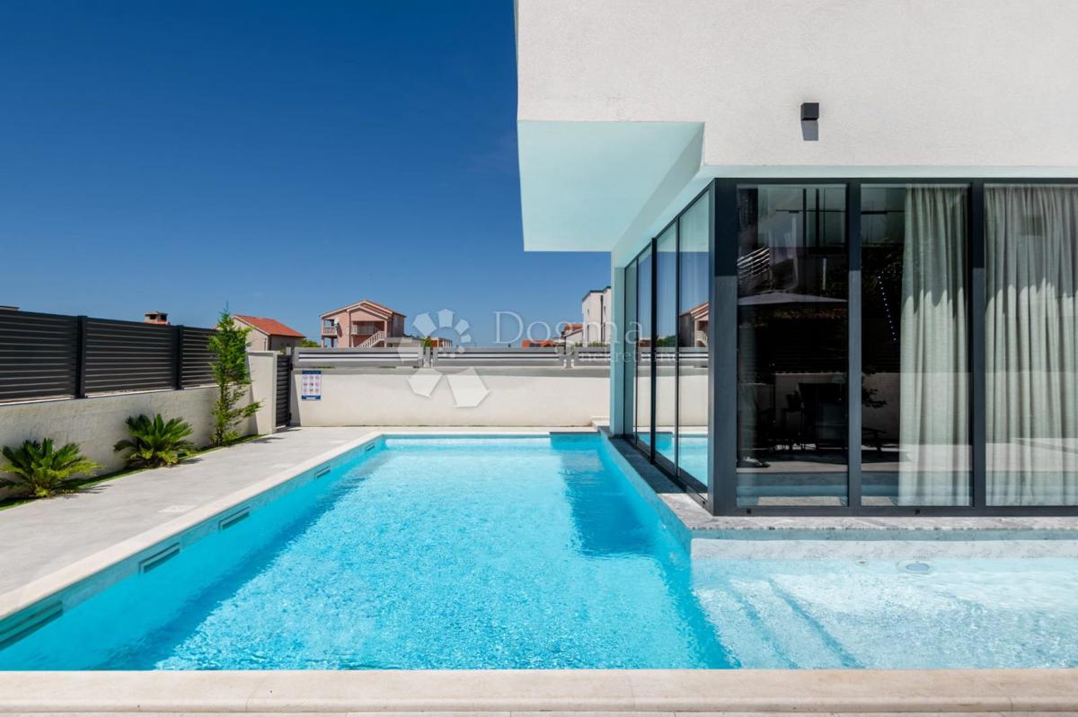 Una villa con piscina e vista panoramica sul mare