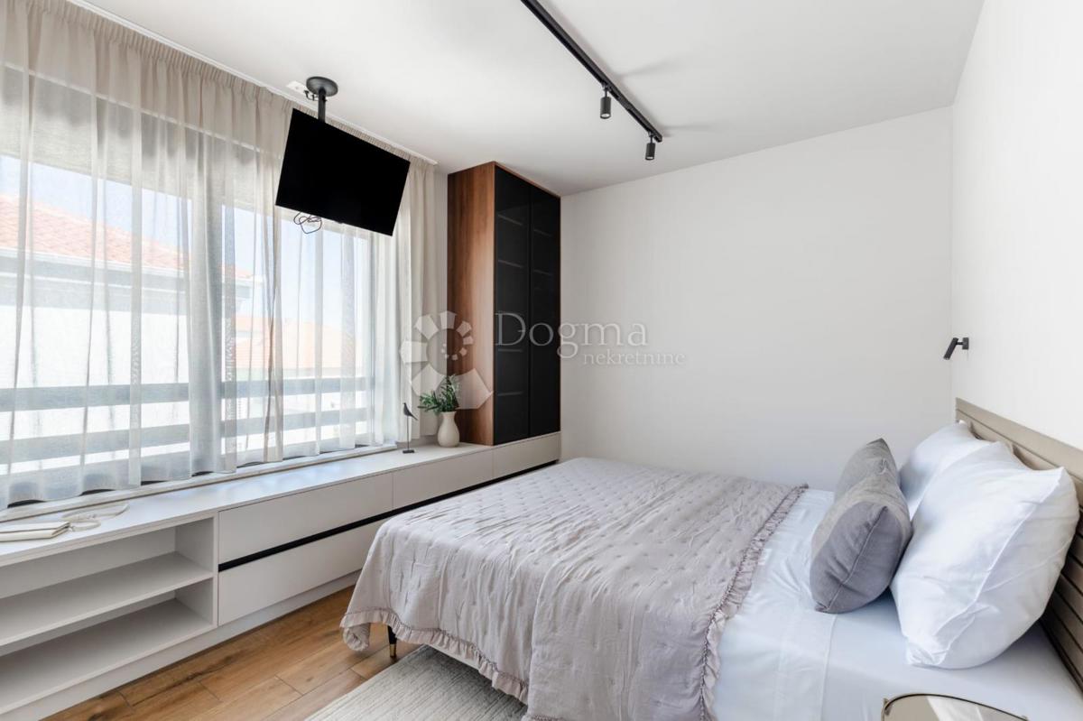 Una villa con piscina e vista panoramica sul mare