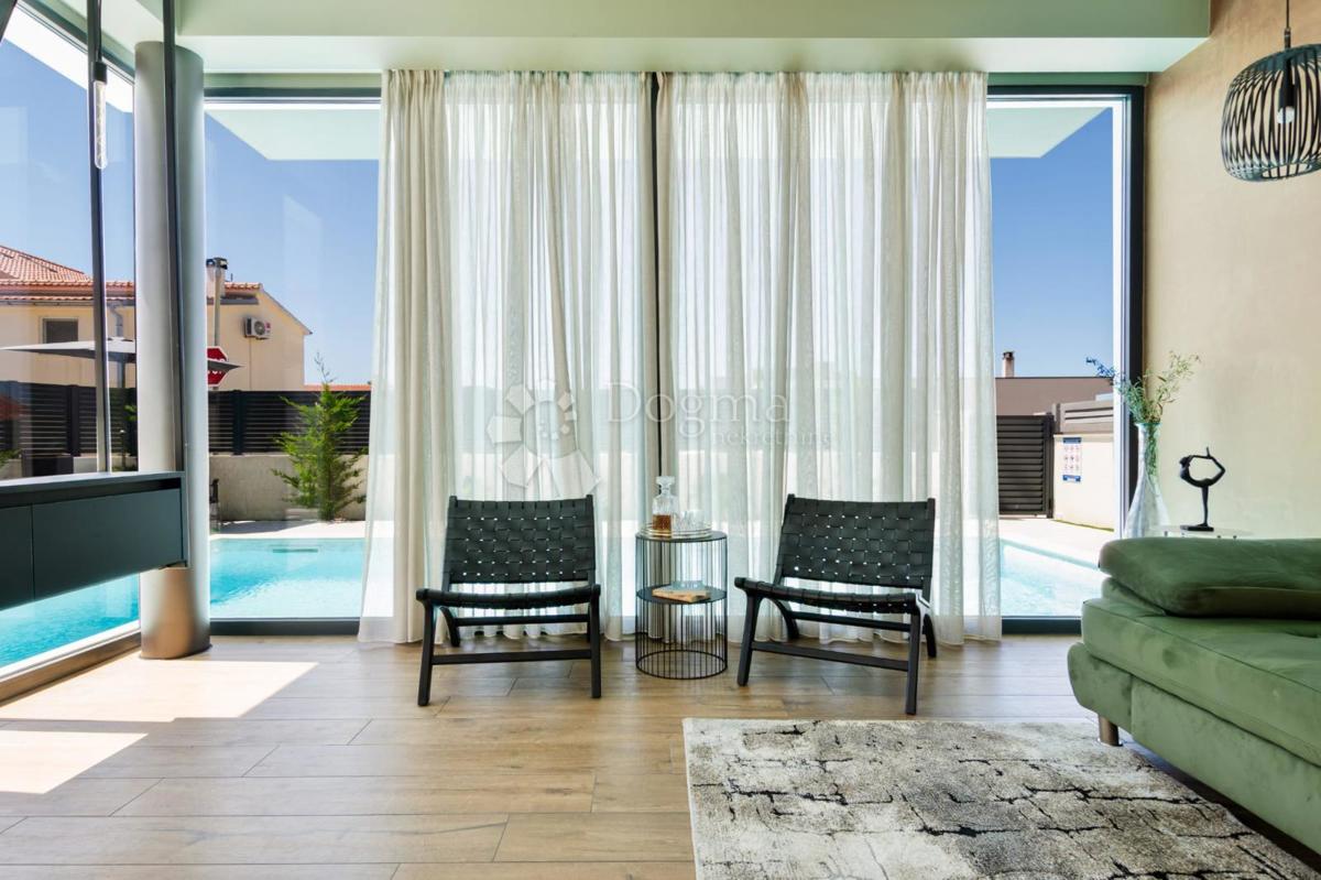 Una villa con piscina e vista panoramica sul mare