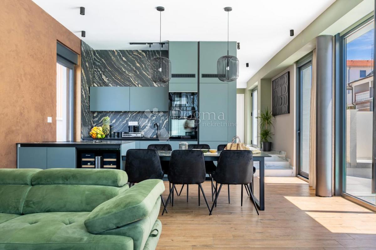 Una villa con piscina e vista panoramica sul mare